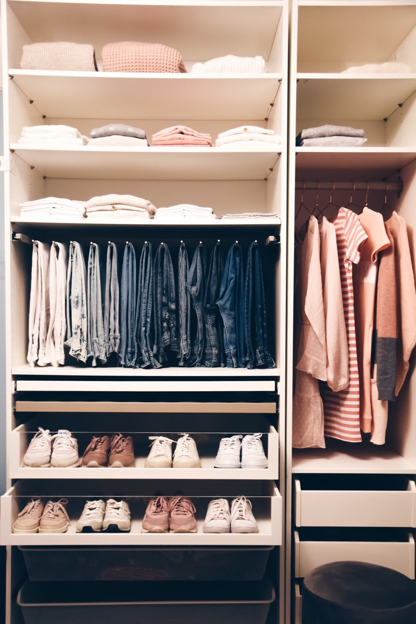 capsule wardrobe minimalist closet organized
